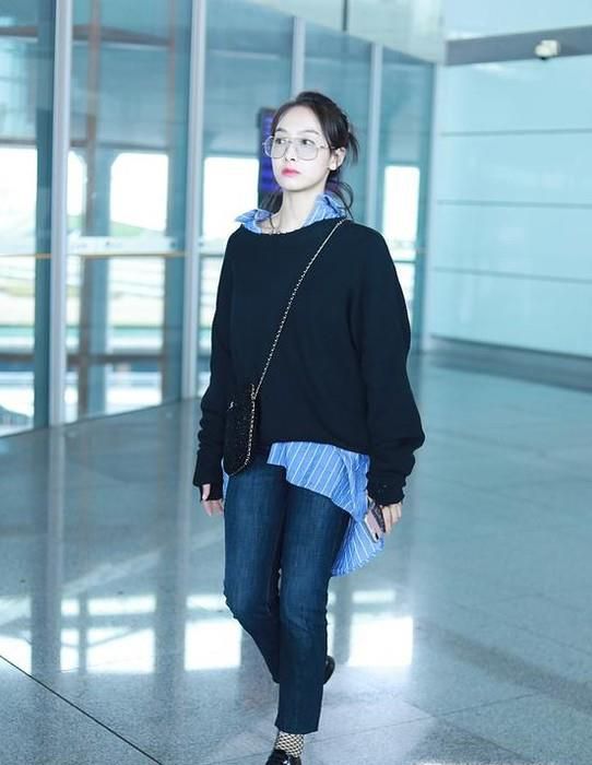 女生蓝色条纹衬衫搭配