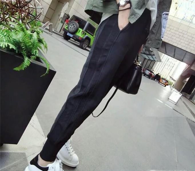 黑色运动裤配什么上衣