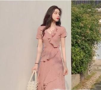 不同年龄段的女性适合哪种类型的连衣裙？