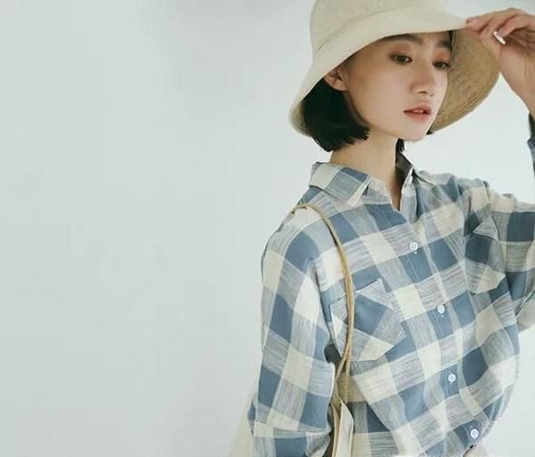 女生穿衬衫配什么裤子