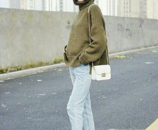 浅色牛仔裤如何搭配上衣