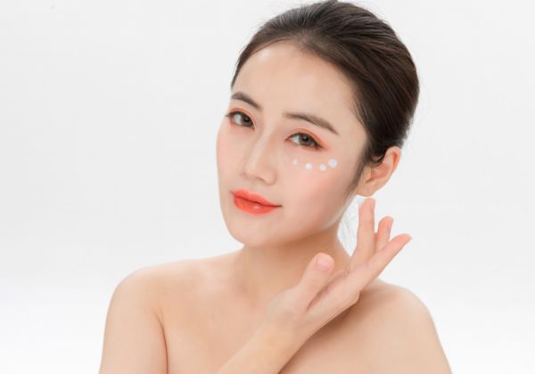 眼周肌肤可以涂防晒吗 涂防晒在眼周需要注意什么