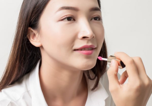 唇彩怎么用 唇彩的使用方法