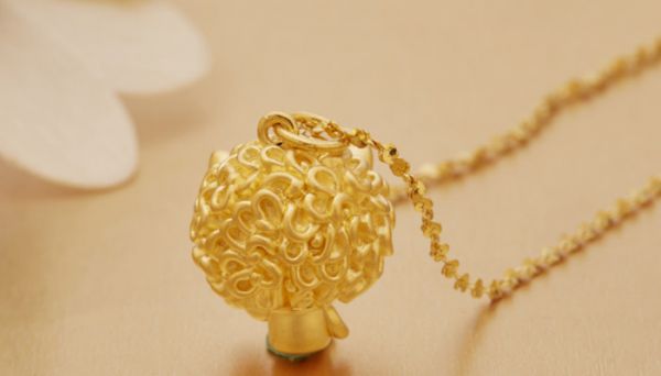 彩金项链可以戴着洗澡吗  彩金项链能不能戴着洗澡
