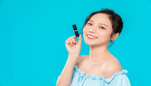 润唇膏可以涂在脸上吗 润唇膏能涂在脸上吗