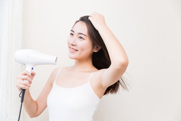 头发干枯毛躁的解决方法   头发很干枯毛躁怎么办