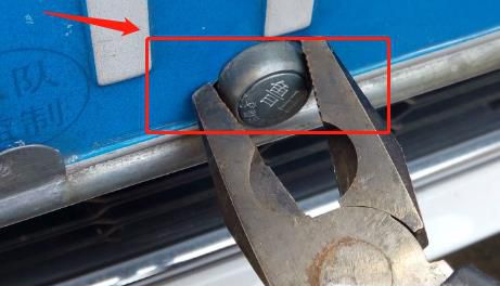 如何使用工具卸下车牌的防盗螺丝