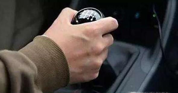坡道定点停车起步时 怎样才能不熄火不溜车？