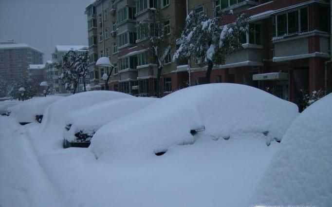 如何清理车上的积雪