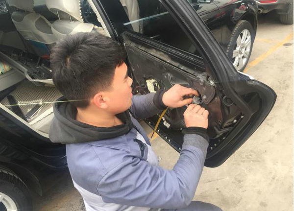奥迪a6车门故障，奥迪a6车门外面打不开