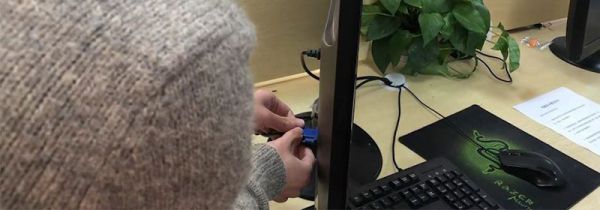 电脑屏幕显示无信号