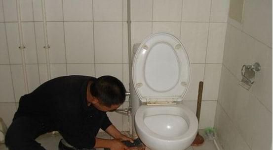 抽水马桶堵了怎么通