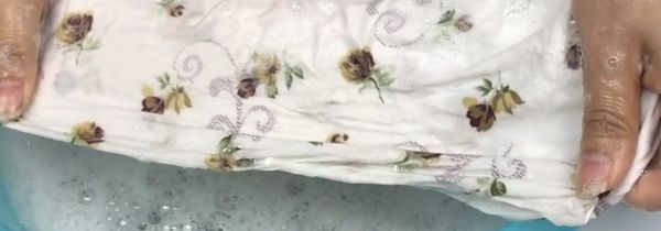 血迹弄到床单上怎么样才能洗干净 柠檬汁水和盐轻松去除血迹