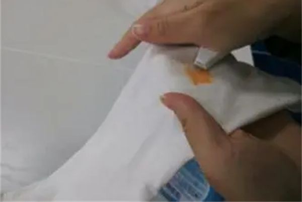 油渍弄衣服上时间久了怎么洗掉 用汽油或食用盐去除