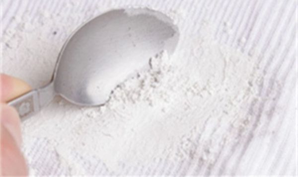 油渍弄衣服上时间久了怎么洗掉 用汽油或食用盐去除