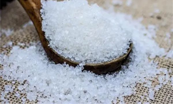 油渍弄衣服上时间久了怎么洗掉 用汽油或食用盐去除