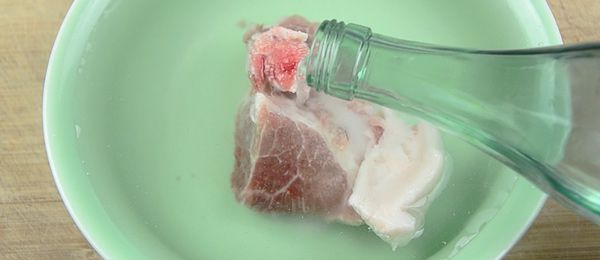 冰冻肉块怎么快速解冻 冰冻肉块快速解冻麻烦吗