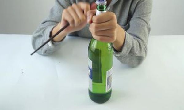 没有起子怎么开啤酒瓶 啤酒瓶盖的材质