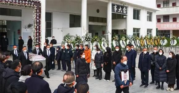 妻子在张富清遗体旁痛哭不愿离去 俗事太多