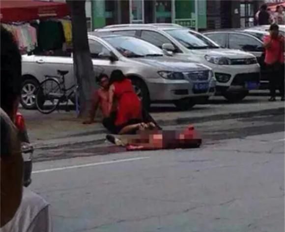 男子持斧砍伤前妻现任致死 画面令人揪心