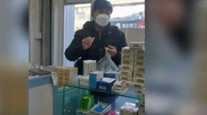 大爷康复后将剩余药捐至药房 留给急需的人