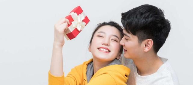 情侣吃饭该谁花钱