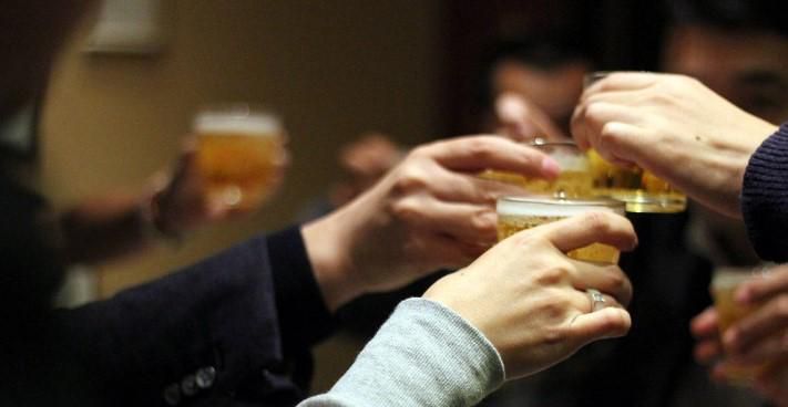 年轻人要不要遵循酒桌文化