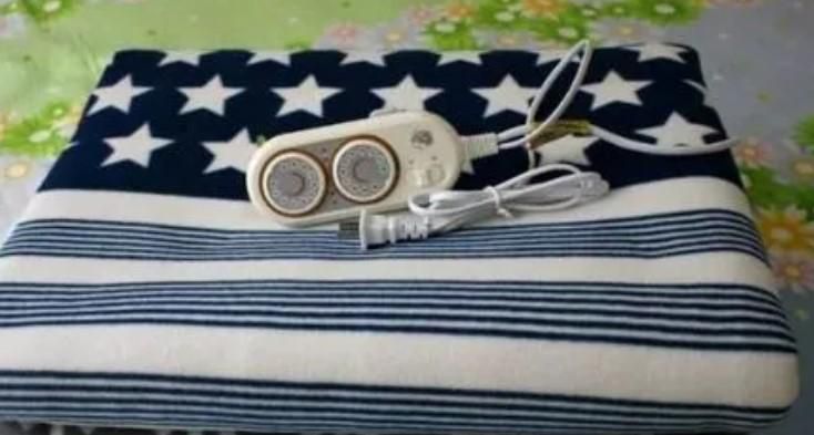 电热毯直接睡还是上面要铺