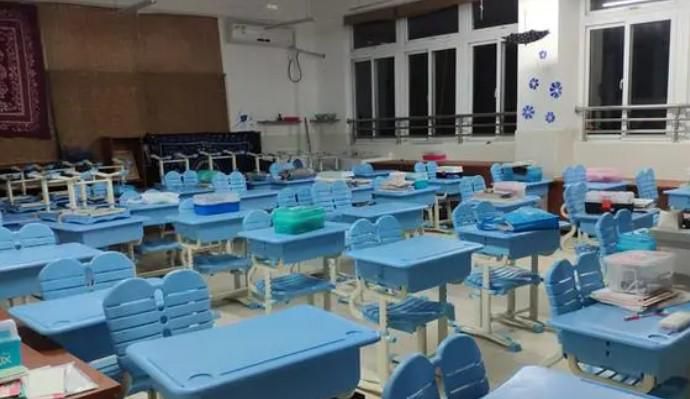 教室内的课桌椅如何进行清洁消毒?
