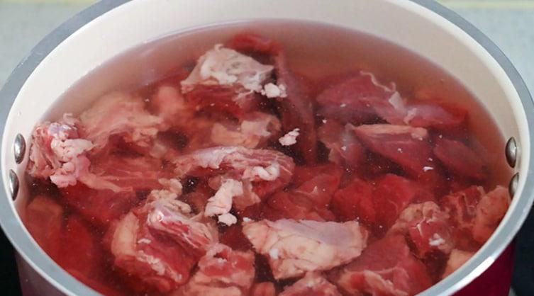 煮肉时产生的泡沫要不要撇去