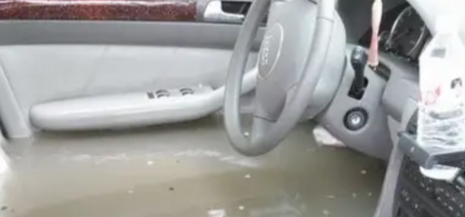 才买得一个月的新车被水淹了怎么办