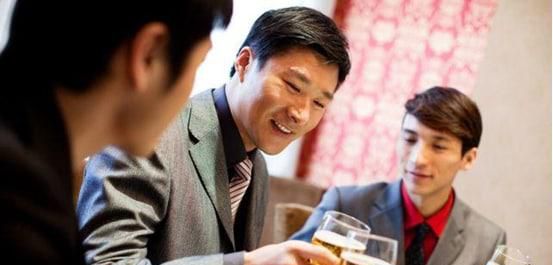 别人请客吃饭我们要回请吗
