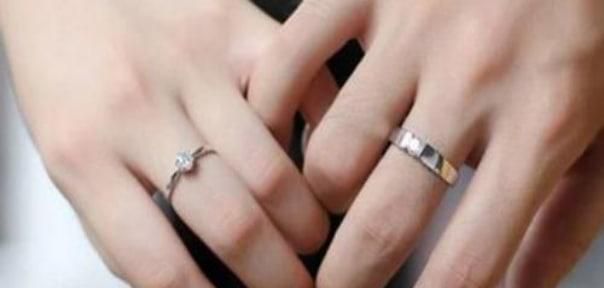 女生订婚戒指戴哪个手指合适