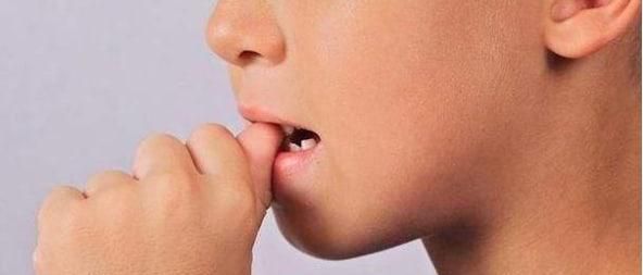 孩子啃指甲怎么办