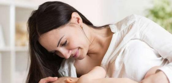 婴儿吃奶时吸入空气怎么办