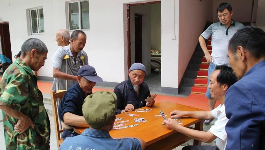 年龄大了住养老院好不好
