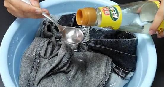 洗牛仔裤不褪色的小窍门