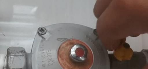 家里的燃气灶打不着火怎么办？