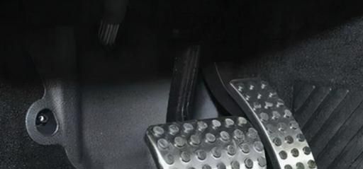 如何避免油门当刹车