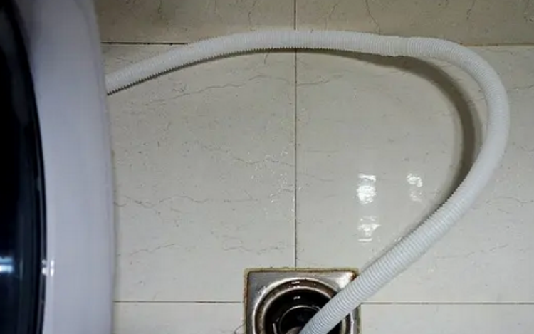 洗衣机怎么排空里面的水?