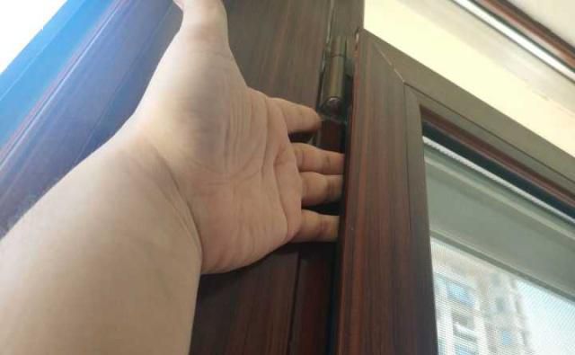 如何清理窗户缝隙里的灰尘？