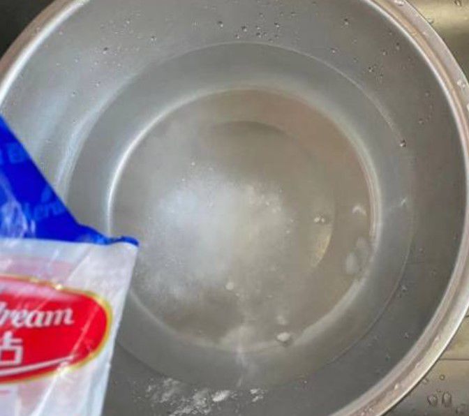 如何用食用碱去除抹布上的油污？