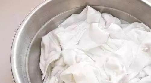 夏季穿的白衣服弄脏了如何洗净？