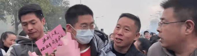 孙卓能在养父母家生活吗？