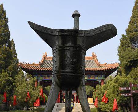 何以解忧唯有杜康中的杜康是指什么？