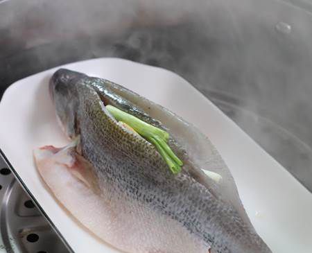 蒸鱼时热水起蒸还是冷水？