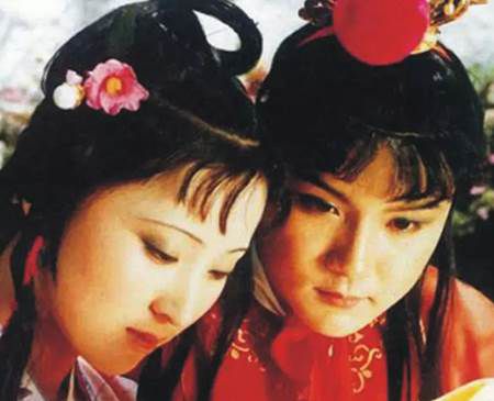 红楼梦以哪四大家族为背景？