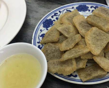 老北京小吃炸灌肠沾什么吃？