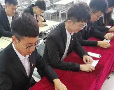 高校学生代表大会的领导机构是什么？