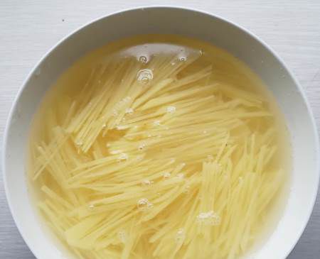 土豆切完放了一天还能吃吗？